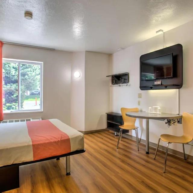 1 Queen Bed - Non-Smoking, Micfridge، Motel6 Bozeman, MT 9/10