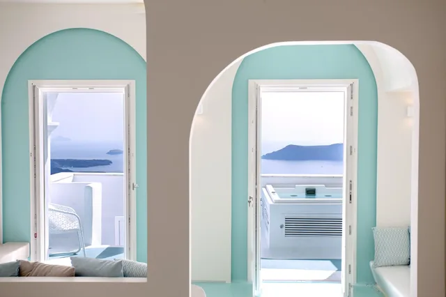 جناح بحوض جاكوزي، Andronikos Santorini 3/5