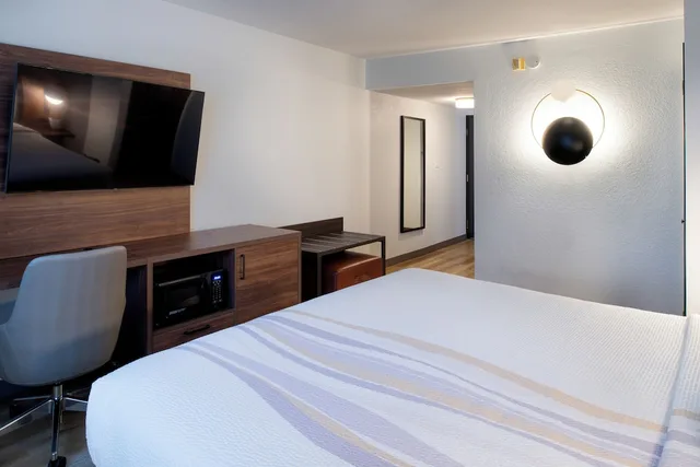 Room, King Bed, Accessible, La Quinta Inn & Suites by Wyndham Seattle Sea-Tac Airport 9/10
