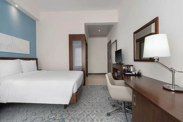 غرفة بسريرين منفصلين وسرير كوين مع أريكة للمدخنين، Hampton By Hilton Dubai Al Barsha 6/7