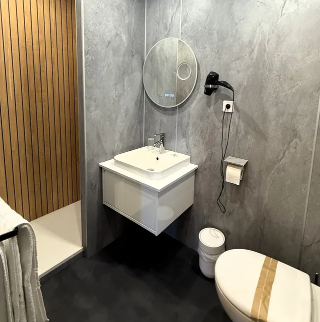 غرفة ثلاثية بسرير مزدوج وسرير فردي، Citotel Le Chapon Fin 9/10