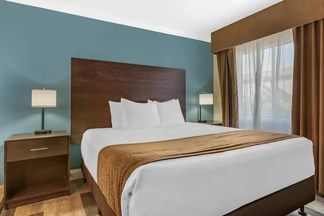 جناح بسرير كينج مع أريكة بحوض جاكوزي، Best Western InnSuites Tucson Foothills Hotel & Suites 6/10