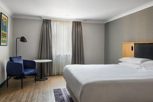 غرفة ديلوكس بسرير مزدوج، Edinburgh Marriott Hotel Holyrood 1/8