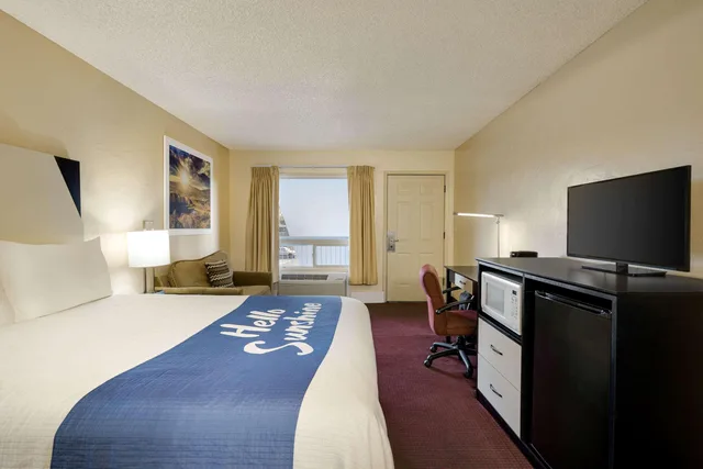 Room, Queen Bed, Days Inn by Wyndham Bend 2/2