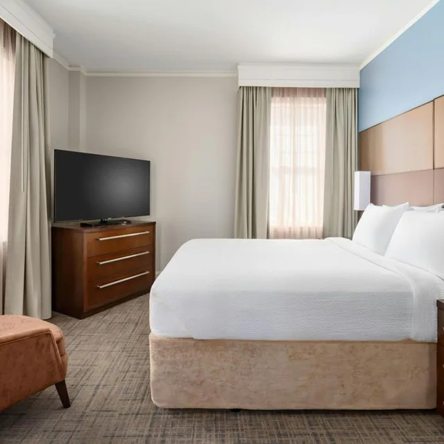 جناح بسرير كوين بغرفة نوم واحدة مع أريكة، Residence Inn By Marriott Atlanta Midtown Georgia Tech 5/10