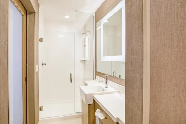 جناح بسرير كينج مع سرير سحّاب إضافي لذوي الإعاقة، SpringHill Suites by Marriott Topeka Southwest 1/1