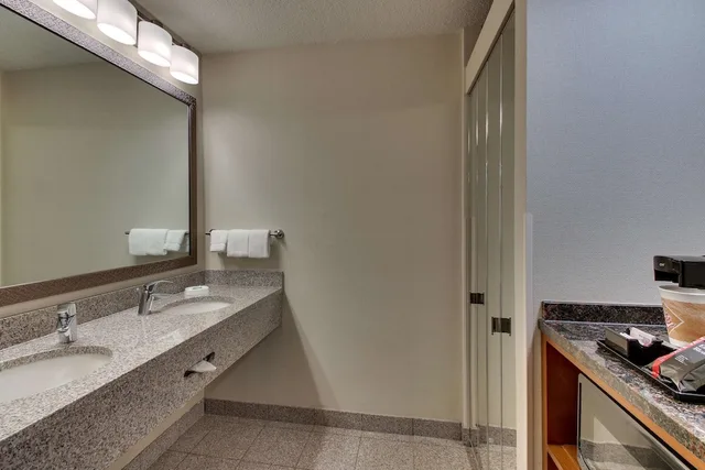 غرفة كبيرة بسرير كينج، Pear Tree Inn St Louis Airport 8/8
