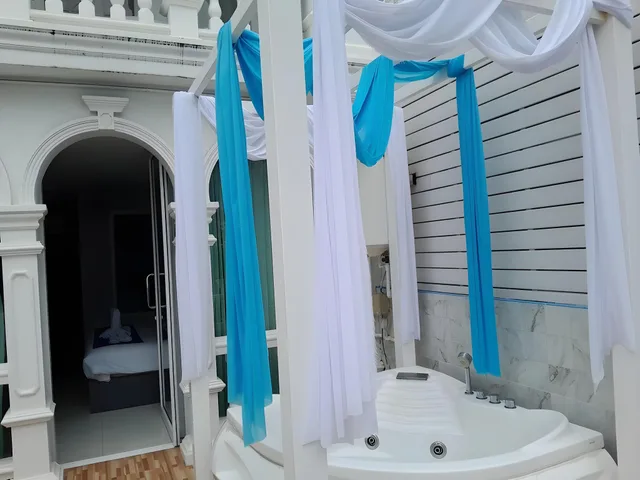 Deluxe, Hot Tub, Pool Access، MODERN LIVING HOTEL 1/1