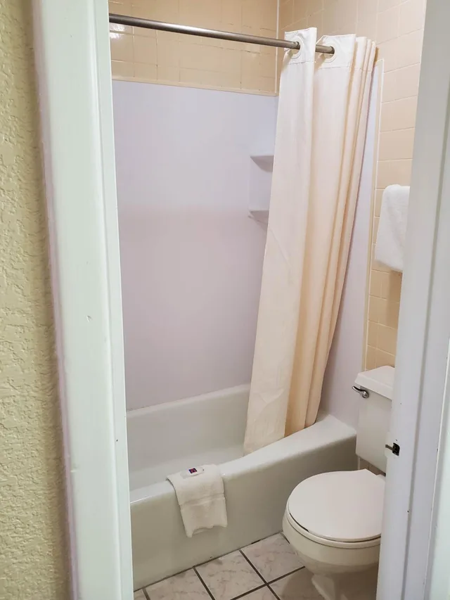 غرفة بسرير كوين، Red Roof Inn Shamrock 3/4