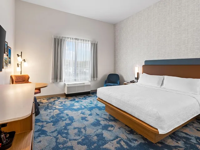 غرفة بسرير كينج لذوي الإعاقة، Hampton Inn St Ignace Lakefront Mackinac 1/2