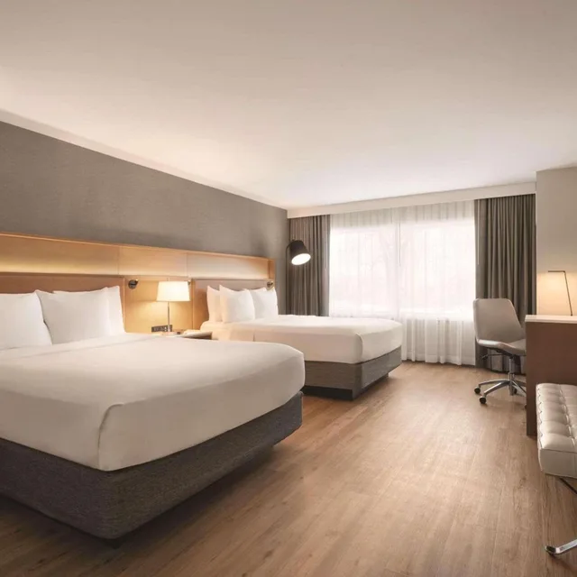 غرفة بسريرين كوين في المبنى الرئيسي، Oneida Casino Hotel 1/10