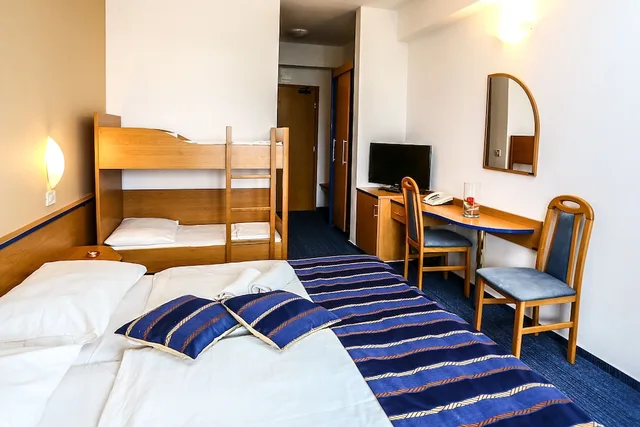 غرفة عائلية بسرير كوين وسرير بطابقين بشرفة، Hotel Drazica - Hotel Resort Drazica 2/3
