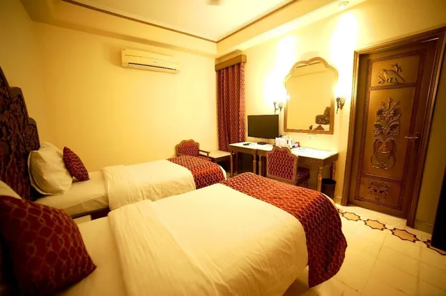 Deluxe, Queen Bed, PALACE ON GANGES 6/10