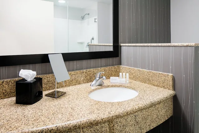 غرفة بسريرين كوين لذوي الإعاقة، Courtyard Marriott Aksarben Village 2/4