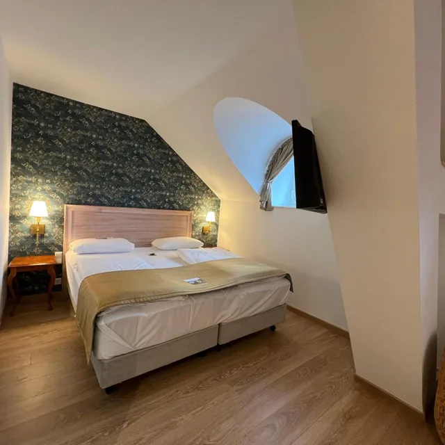جناح جونيور، Hotel Am Muhlenteich Schwelm 2/10