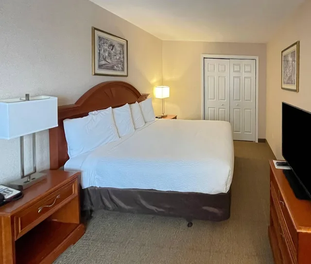 جناح بسرير كينج مع أريكة بحوض جاكوزي، Smart Suites, an Ascend Collection Hotel 2/10