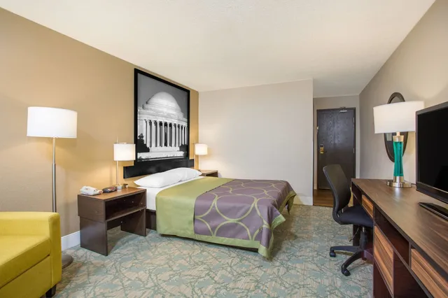 غرفة بسرير كوين، Super 8 by Wyndham Waldorf 1/2