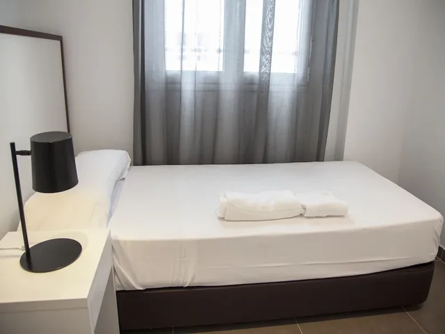 شقة بسرير كوين وسريرين فرديين بشرفة بـ3 غرف نوم مع أريكة، Flats Friends Soho Suites 5/10