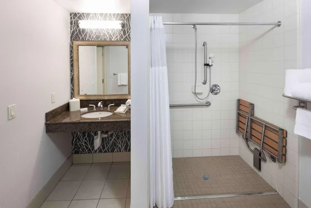 غرفة بريميوم بسرير كوين، Hilton Garden Inn Detroit Novi 2/2
