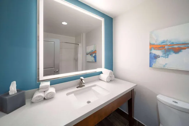 غرفة بسرير كينج مع أريكة، La Quinta Inn & Suites by Wyndham Rockport - Fulton 5/6