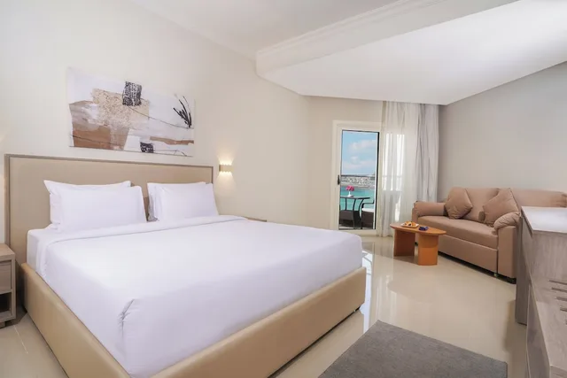 Deluxe, King Bed, Side Sea View، Triumph White Sands 2/4