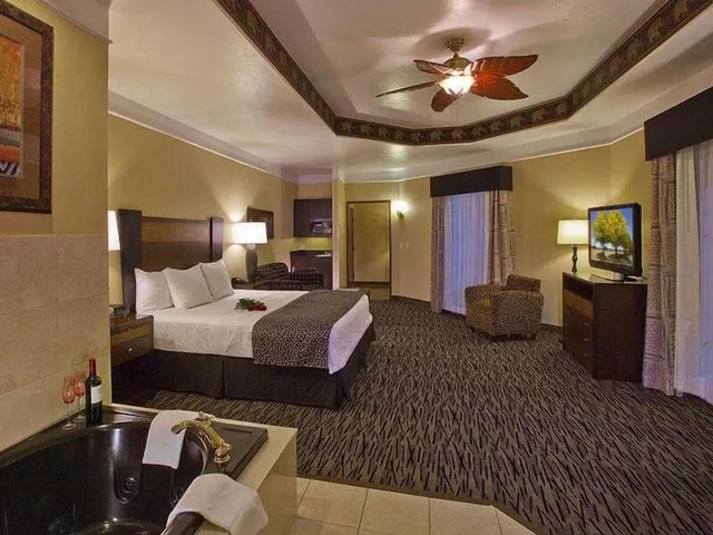 جناح رئاسي بسرير كينج لذوي الإعاقة، La Quinta Inn & Suites by Wyndham OKC North - Quail Springs 3/4
