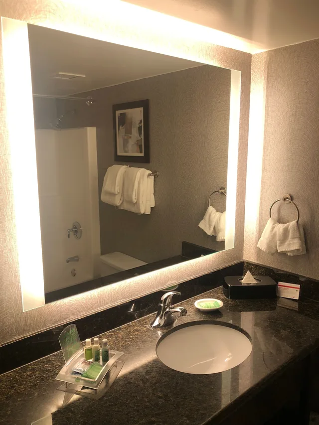 غرفة بريميوم بسرير كينج في طابق مرتفع، Holiday Inn La Mirada 4/5