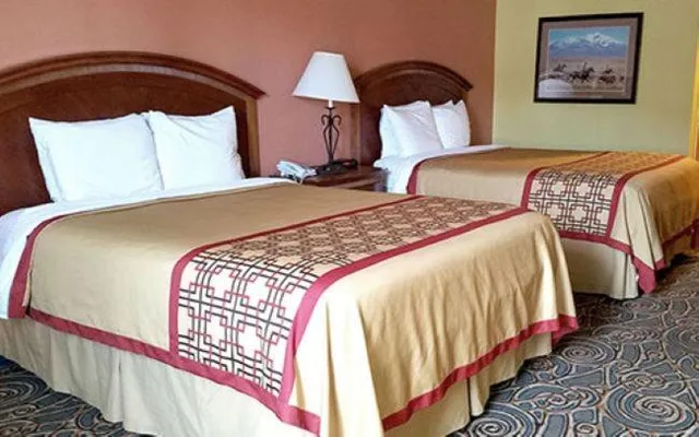غرفة بسريرين كوين، Ruidoso Mountain Inn 1/3