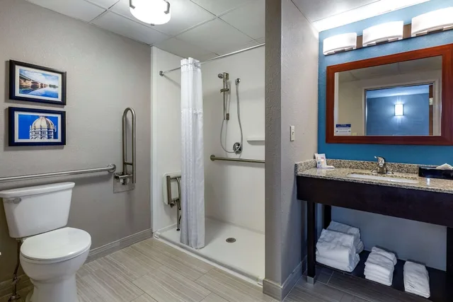 جناح بسرير كينج مع أريكة لذوي الإعاقة، Comfort Inn Griswold, CT 2/2