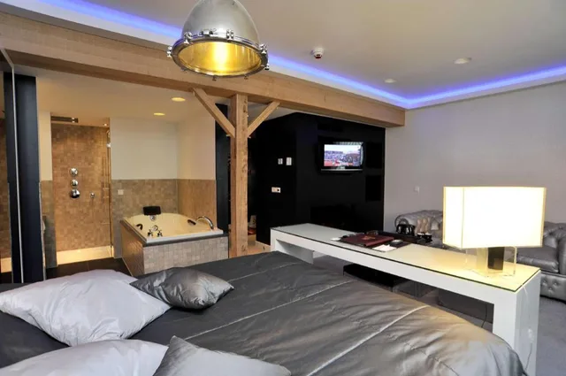 Theme, Superior, Suite, King Bed, Sofa, Living Area, Golden Tulip West Ende 2/6