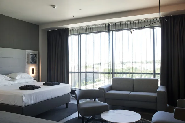 Suite, King Bed, City Side, Sofa، Tallink City Hotel 2/6