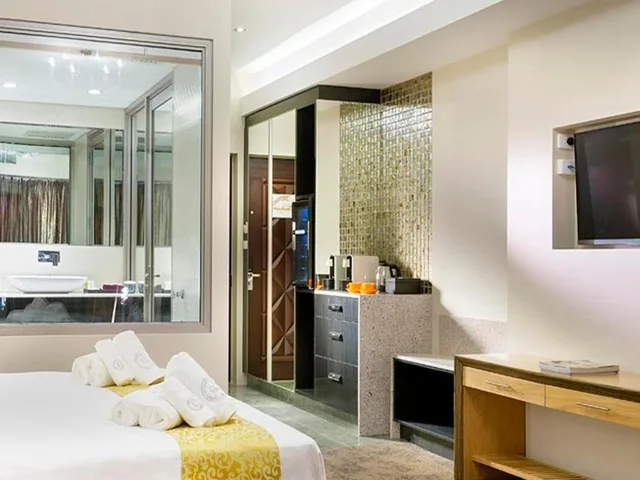 Deluxe, Swan River Hotel 2/3