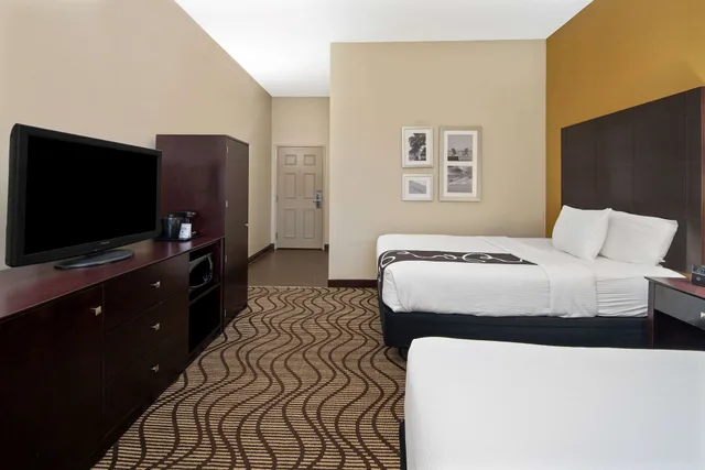 غرفة بسريرين كوين بإطلالة، La Quinta Inn & Suites by Wyndham Bonita Springs Naples N. 2/10