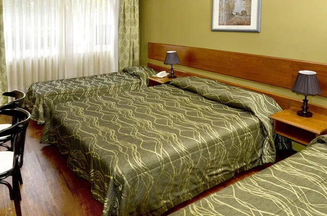 غرفة ثلاثية، Hispano Hotel 6/10
