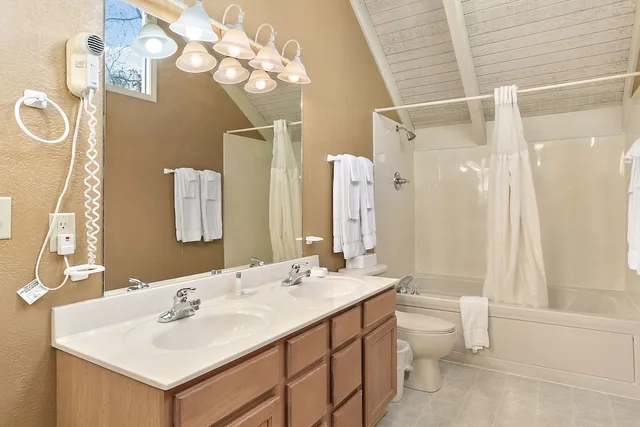 كوخ بسريرين منفصلين وسريرين كينج بغرفتي نوم مع أريكة، Sunrise Ridge Resort 8/9