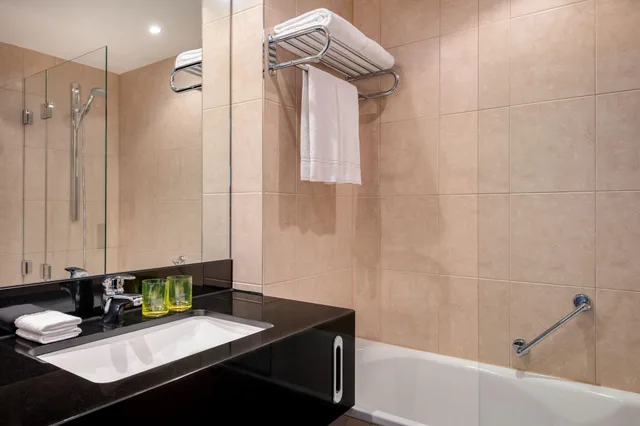 جناح تنفيذي بسرير كينج، Four Points by Sheraton Munich Arabellapark 2/4