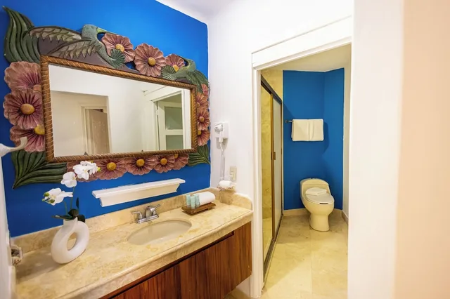 Blue, Junior Suite, King Bed، Chairs Resort By the Sea 4/6