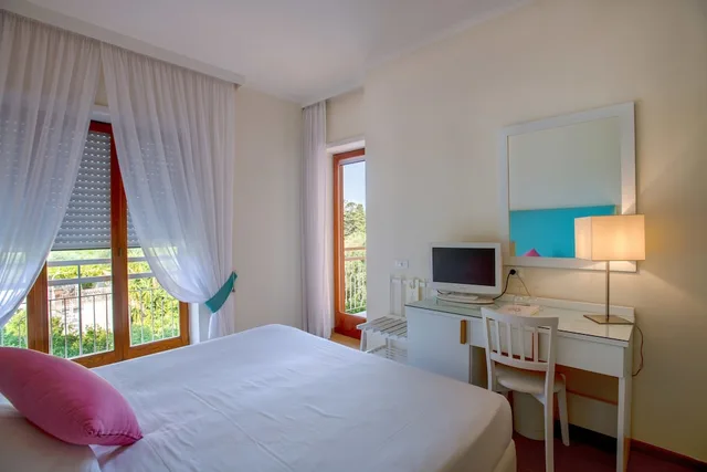 غرفة بسريرين منفصلين بإطلالة على المسبح، Hotel Regina Sorrento 2/10