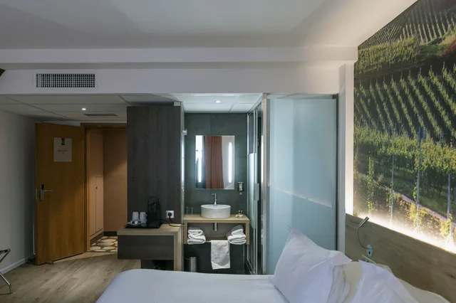 Executive, King Bed, Convertible Double Bed، Hotel KLE BW Signature Collection 2/5