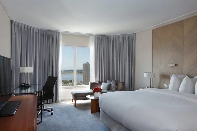 غرفة بريميوم بسرير كينج بإطلالة على البحيرة في طابق مرتفع، INTERCONTINENTAL TORONTO CENTRE 2/10