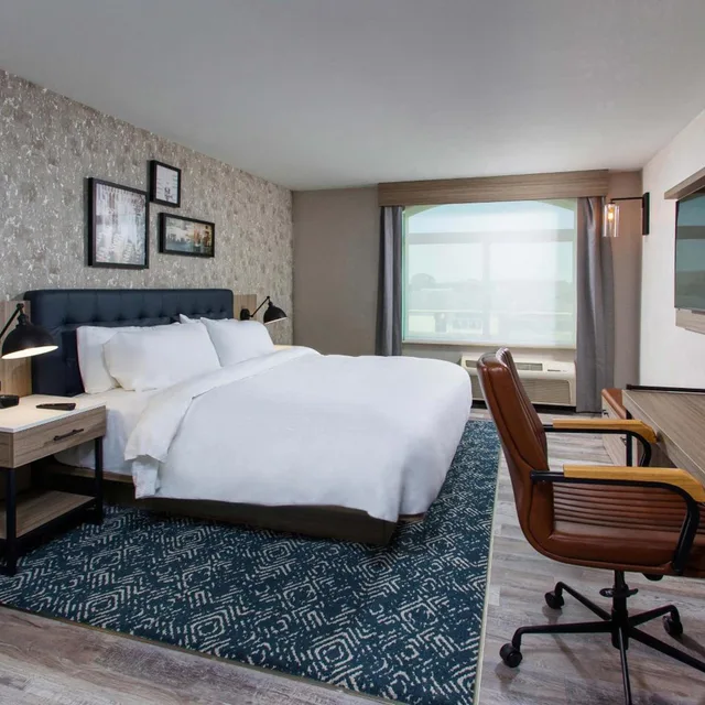 غرفة تقليدية بسرير كينج مع أريكة، Four Points by Sheraton Appleton 7/10