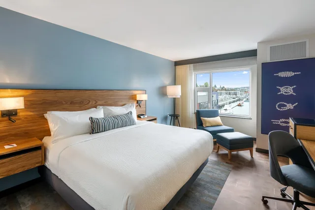 غرفة قياسية بسرير كينج بإطلالة على المرسى، Hotel Indigo Seattle Everett Waterfront 3/5