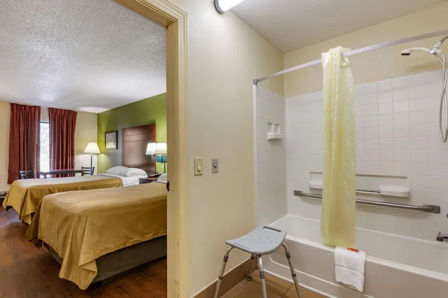 غرفة قياسية بسريرين مزدوجين، Econo Lodge Fayetteville, NC 4/4