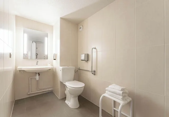 غرفة بسرير مزدوج لذوي الإعاقة، B&B Hotel Calais Coquelles Tunnel Sous La Manche 3/3
