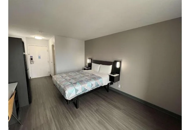 غرفة بسرير كوين لغير المدخنين بمطبخ، Studio6 Altoona, IA - Des Moines East 5/10