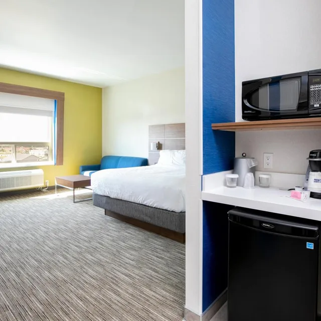 غرفة ديلوكس بسرير كينج، Holiday Inn Express Lethbridge Southeast 1/7