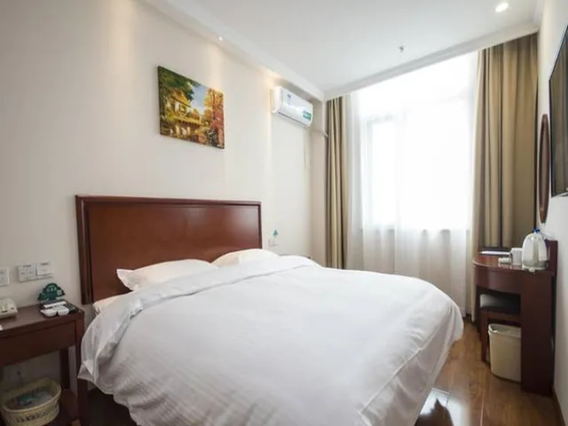غرفة بسرير كينج وسرير كوين، Greentree Inn Qinhuangdao Haigang District Railway Station Square Express Hotel 1/2