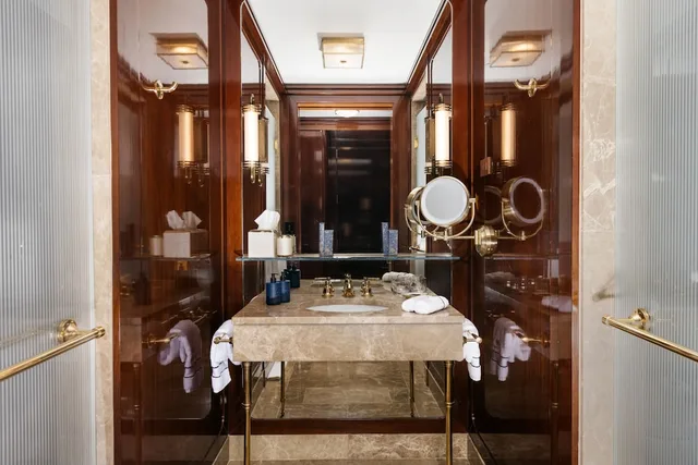Junior Suite, King Bed, City View, Casa Cipriani New York 4/10