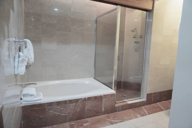 جناح سوبيريور بسرير كينج مع أريكة يُسمح فيها بالحيوانات الأليفة بحوض استحمام، Haywood Park Hotel, Ascend Hotel Collection 9/10