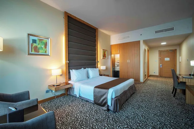 Room, King Bed, Lagoon View، Copthorne Hotel Sharjah 2/7